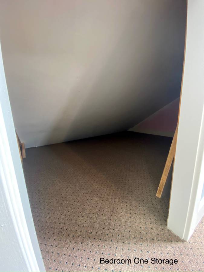 Bedroom One storage nook — Image 12
