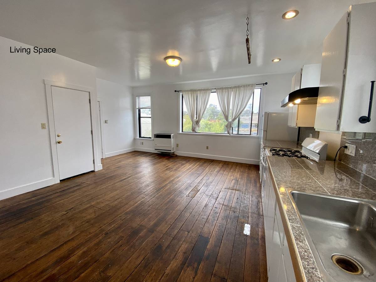 Living space toward windows — Image 13